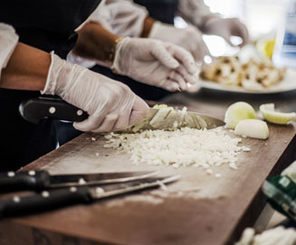 cocina de un restaurante manipulando comidad